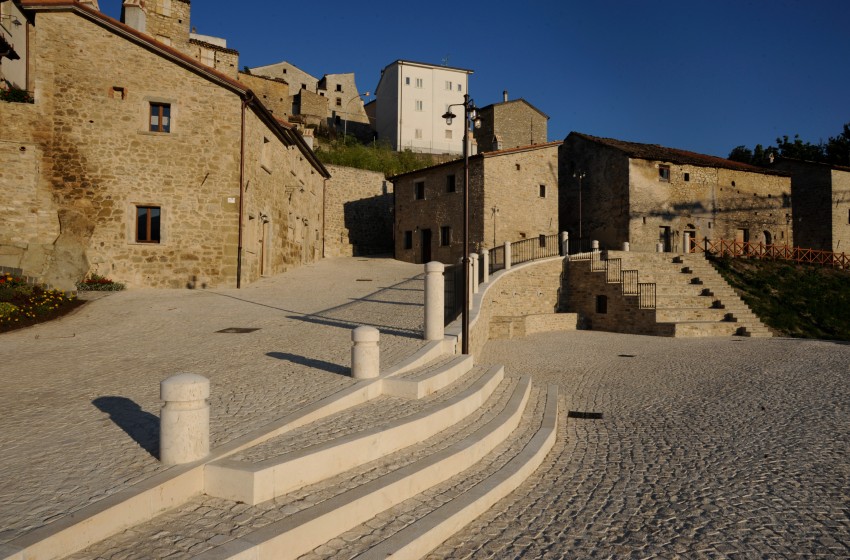 Molise-Castel del Giudice-Borgotufi-albergo diffuso-case in pietra