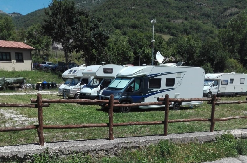 Lazio-Castel di Tora-area di sosta-camper