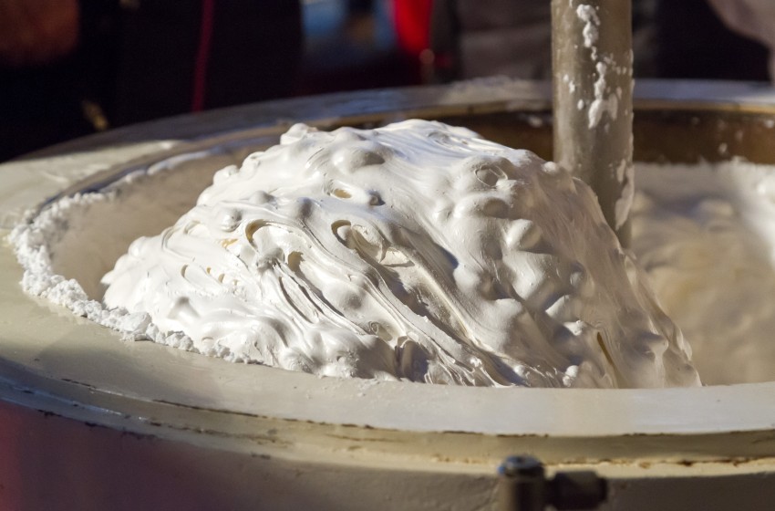 Cremona-Festa del Torrone-impasto torrone-bianco-mandorle