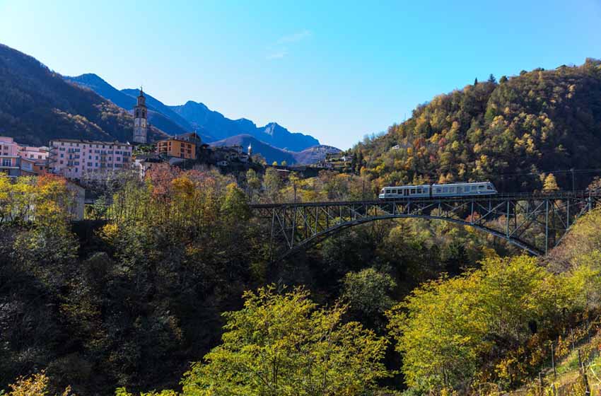 Piemonte-Treno-del-Foliage-Ferrovia-Vigezzina-Centovalli-ponte