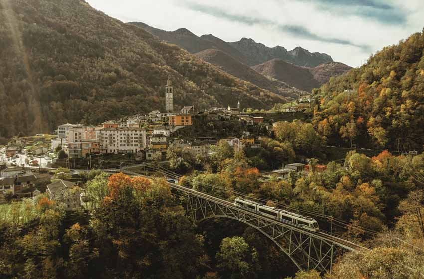 Treno-del-Foliage-Intragna-Svizzera