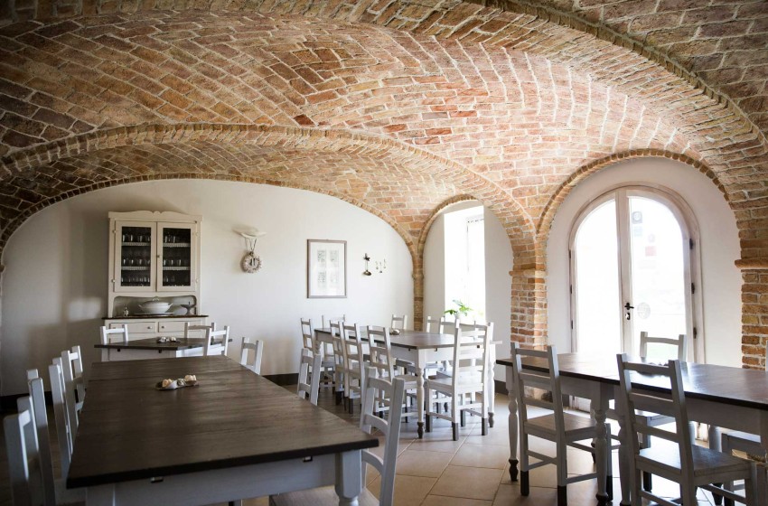 Piemonte-Monferrato-Crealto-agriturismo-ristorante-tavoli