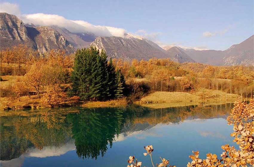 Molise-Castel San Vincenzo-lago-Mainarde-autunno-alberi