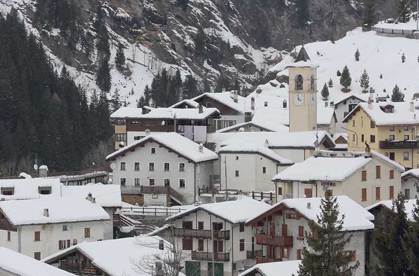 case di Madesimo sommerse di neve