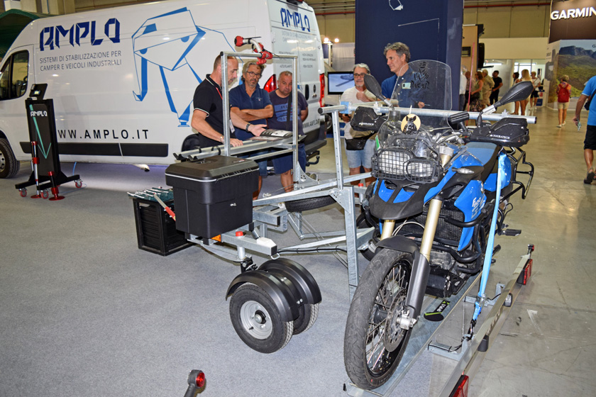 carrello portamoto trasversale A-Free Amplo Yo Remorques

