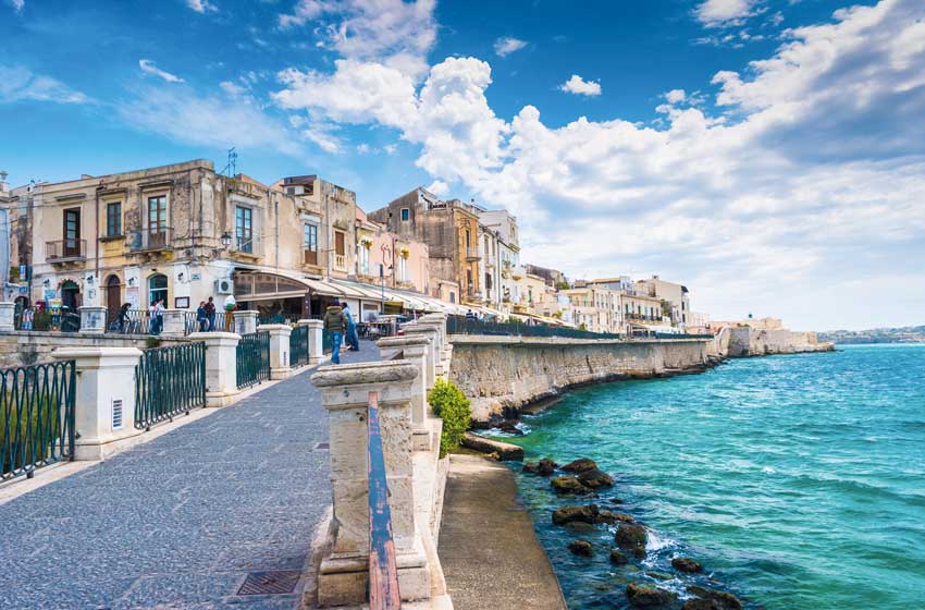Sicilia-Siracusa-Ortigia-Fonte Aretusa-belvedere-mare Ionio-scorcio
