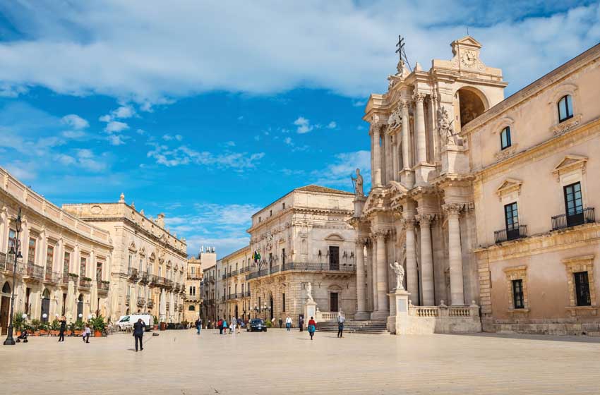 Sicilia-Siracusa-Piazza Duomo-Duomo-Municipio-Palazzo Bellomo