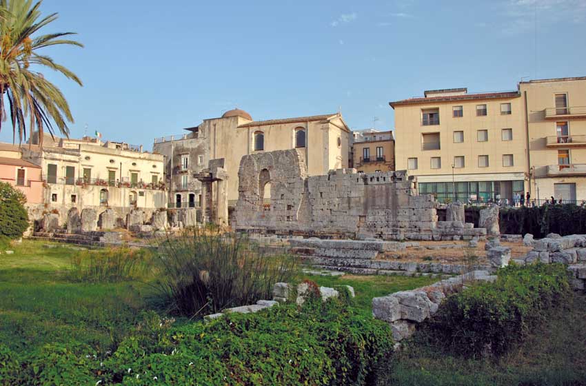 Sicilia-Siracusa-Ortigia-il tempio di Apollo-resti