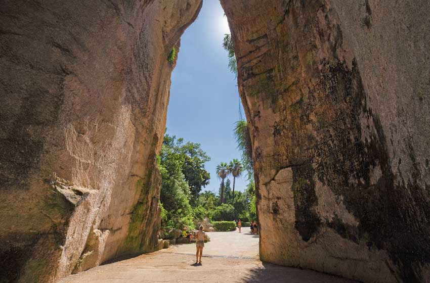 Sicilia-Siracusa-l'Orecchio di Dionisio-Latomie-turista sotto orecchio di Dionisio