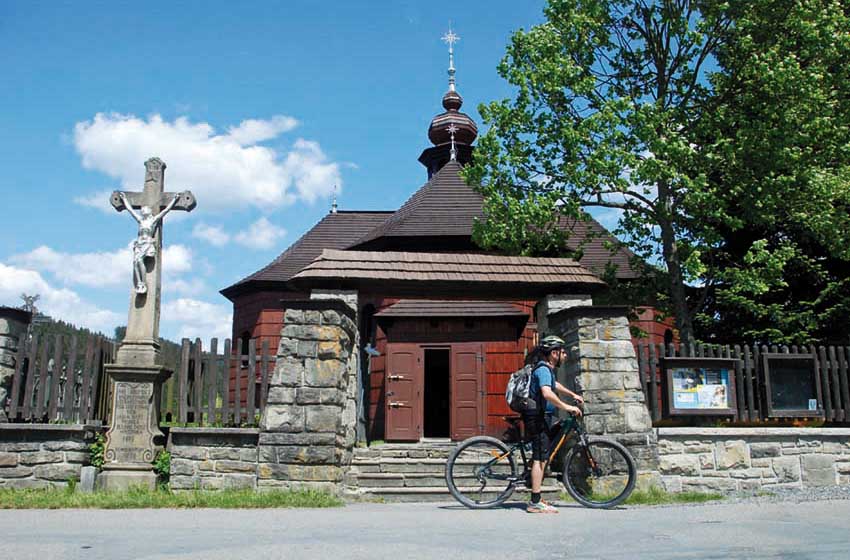 Repubblica Ceca-Valacchia- chiesa della Madonna della Neve-Velké Karlovice-mountain bike-ciclista