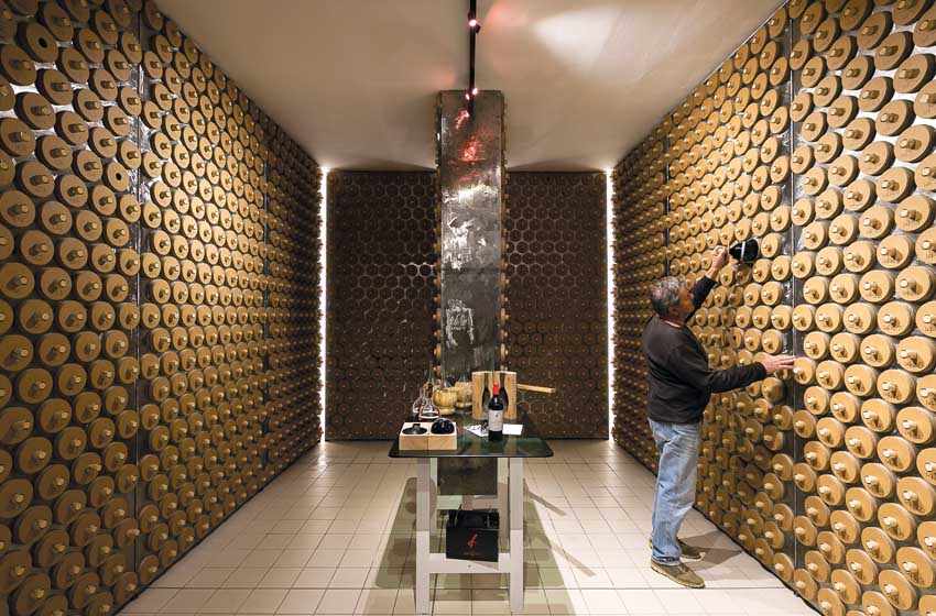 Toscana in camper-Suvereto-Val di Cornia-caveau del merlot_azienda vinicola Gualdo del Re-bottiglie