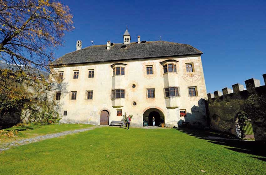 Alto Adige-Velturno-castello-prato-mura-facciata