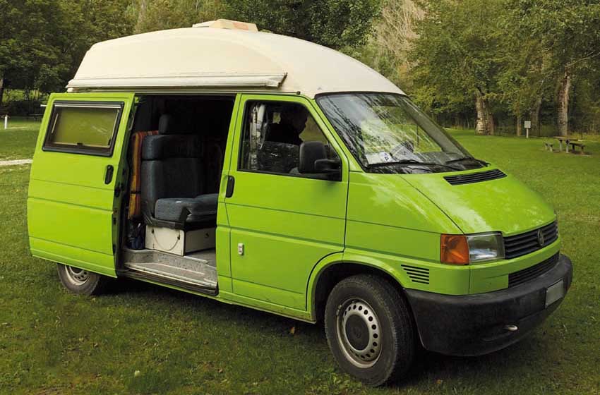 Susanna Tamaro-furgone camperizzato-verde-prato-personaggi famosi in camper