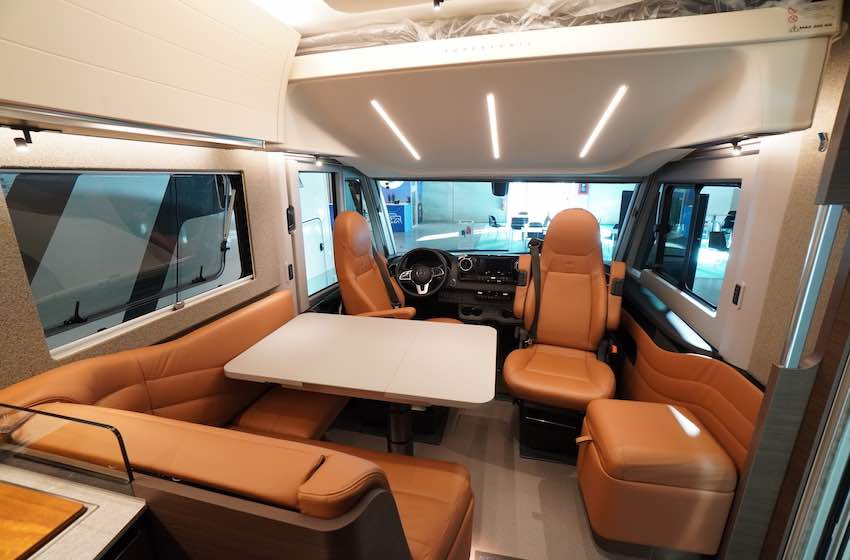 Adria Supersonic 780 SL dinette