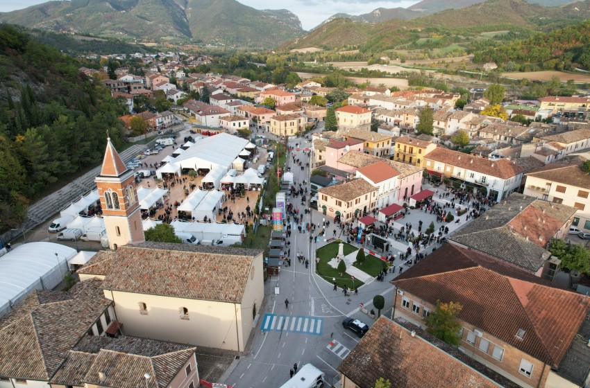 Marche-Acqualagna-Fiera del Tartufo Bianco-panorama dall'alto-case-campanile