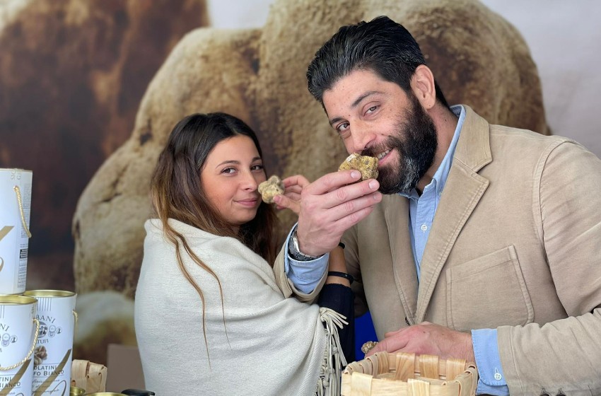 Marche-Fiera del tTartufo Bianco di Acqualagna-commercianti di tartufo-tartufo bianco
