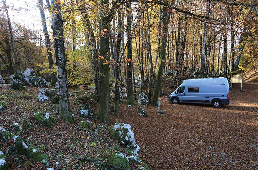Friuli Venezia Giulia-area di sosta grotte di Pradis-camper-foglie-bosco-foliage