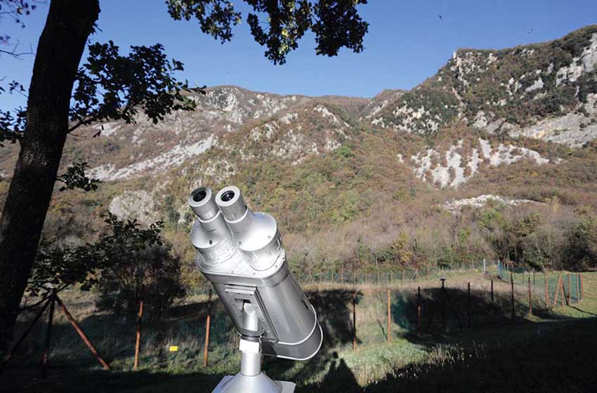 Friuli-Val d'Arzino-Riserva Naturale Lago di Cornino-punto di osservazione-Alpi Carniche-alberi-binocolo