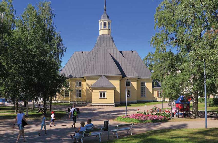 Finlandia-chiesa in legno-Lappeeranta-panchine