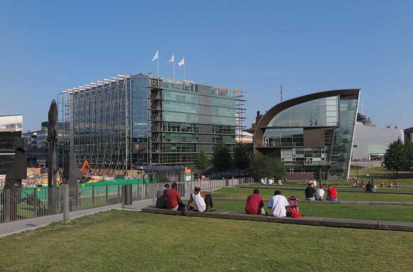 Finlandia-giardini-prato-edificio moderno-persone