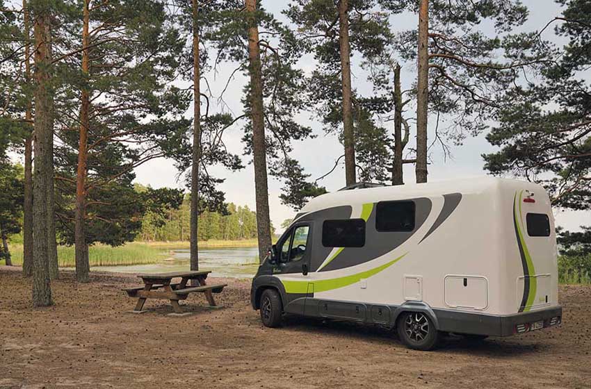 Finlandia-camper-sosta fronte mare a est di Loviisa-bosco-tavolo da picnic