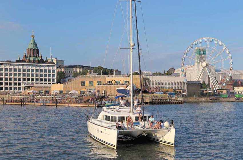 Finlandia-veduta dal mare verso Kauppatori-piazza del mercato-Helsinki-catamarano con persone