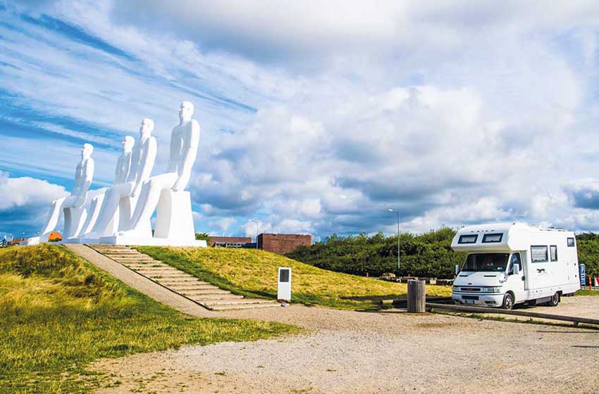 Danimarca-Jutland-le impontenti sculture bianche di Esbjerg-camper