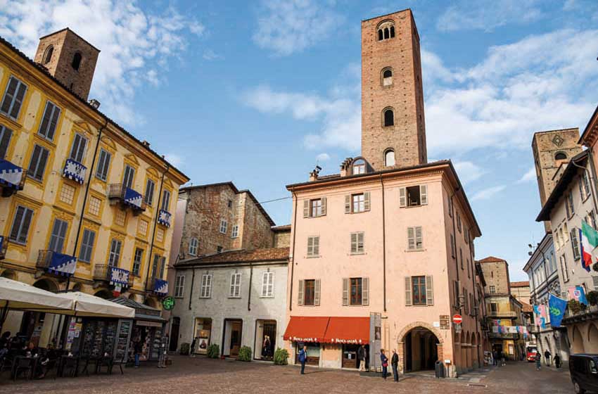 Piemonte-Langhe-Alba-Piazza Risorgimento