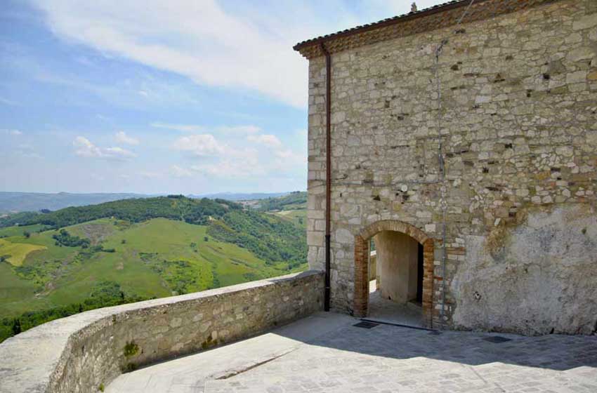 Molise-Pietracupa-ingresso chiesa madre-colline-panorama