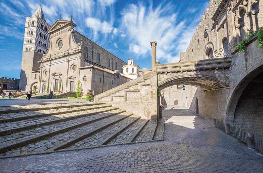 Lazio-Viterbo-Cattedrale dedicata a San Lorenzo e scalinata che conduce al Palazzo dei Papi