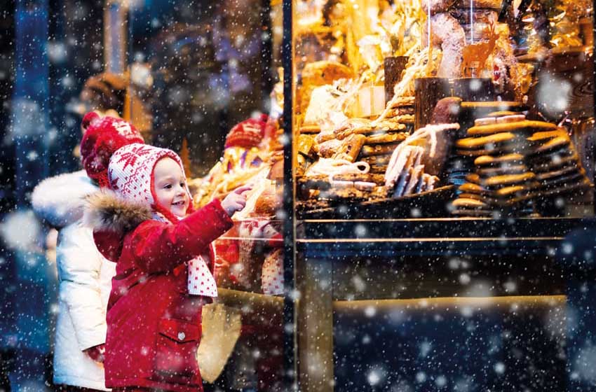 Italia centrale-mercatino di Natale-neve-luci-bambina