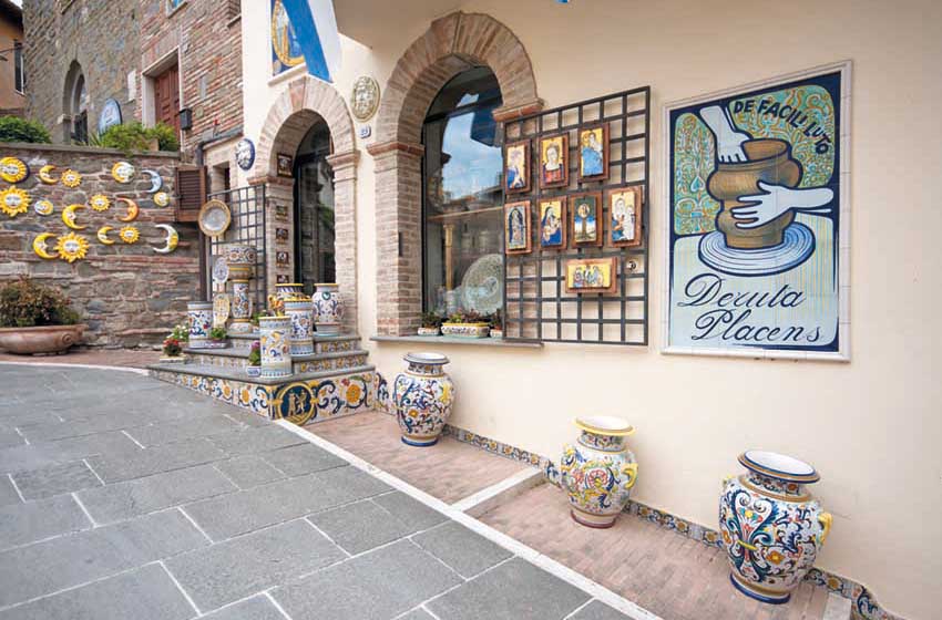 Umbria-Deruta-negozio di artigianato-ceramiche-vasi-elementi decorativi da parete
