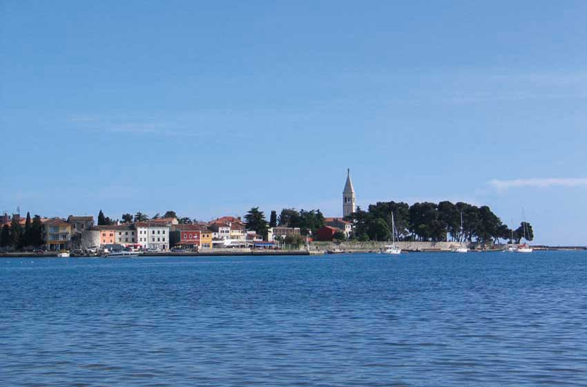Croazia-Istria-Cittanova-scorcio-mare-campanile-barche-case