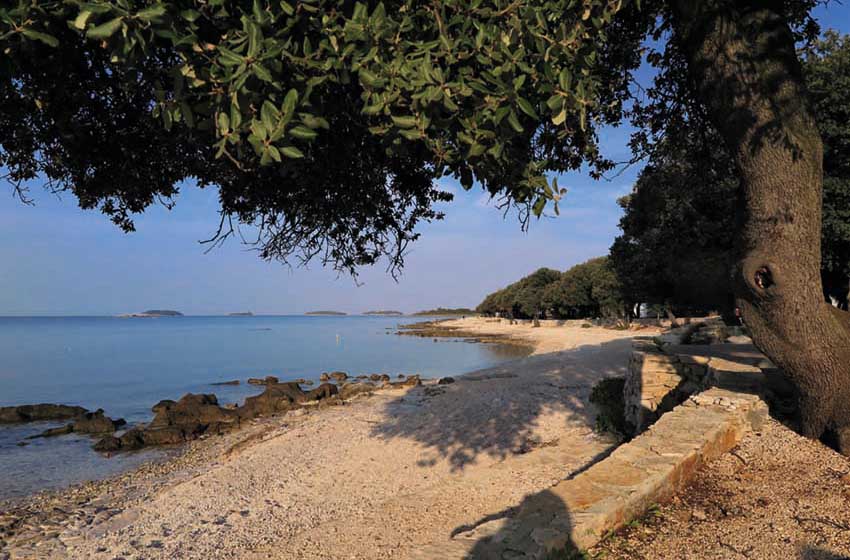 Croazia-Istria-Camping Polari-spiaggia-mare-alberi