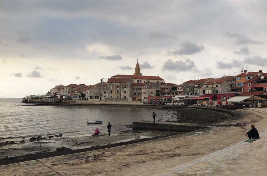 Croazia-Istria-Veduta della cittadina di Umago-case-campanile-spiaggia