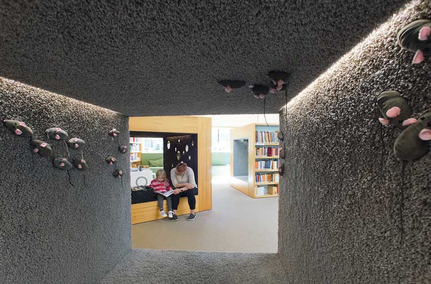 Finlandia-Tampere-interno dei magazzini rinnovati-famiglie-bambino