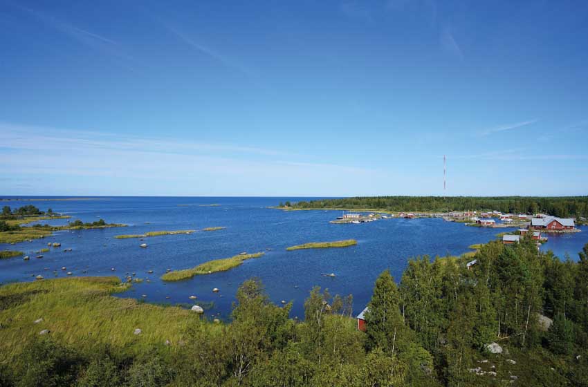 Finlandia-porticciolo di Svedjehamn-mare-casette-alberi