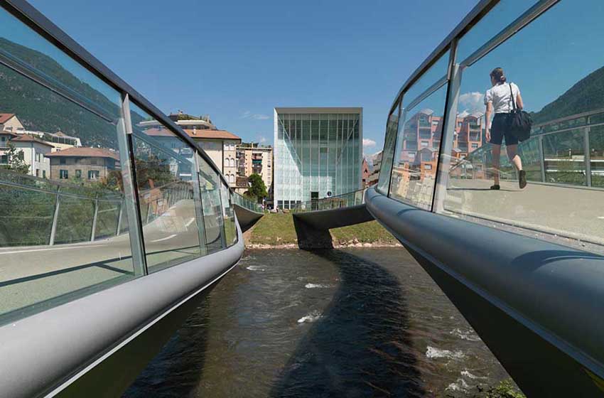 Alto Adige-Bolzano-Museo d'Arte Moderna e Contemporanea-ponte pedonale e ciclabile