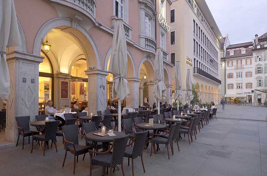 Alto Adige-Bolzano-centro storico-caffè e tavoli all'aperto