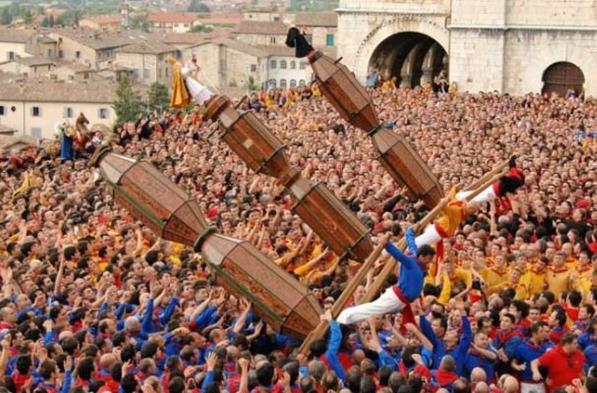 Umbria-Gubbio-Festa dei Ceri-Corsa dei Ceri-folla