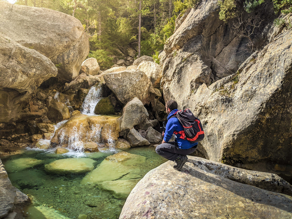 Spagna-Aragona-Beceite-cascata-escursionista