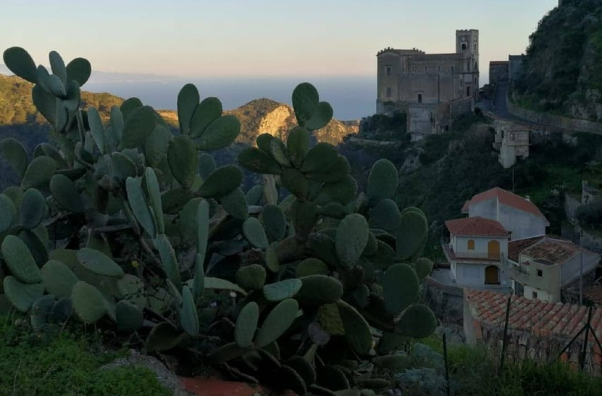 Sicilia-Savoca-scorcio-mare-castello