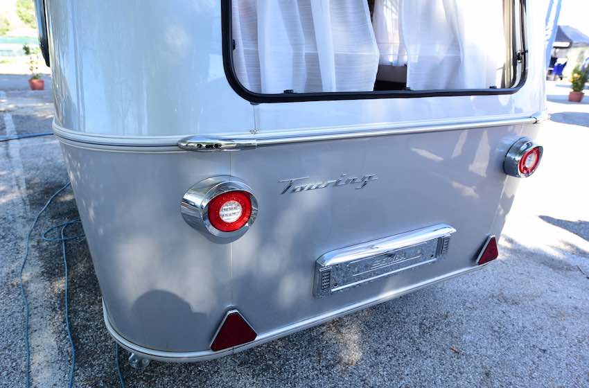 Eriba Touring 542 Legend la coda con il logo caratteristico e i fanali tondi