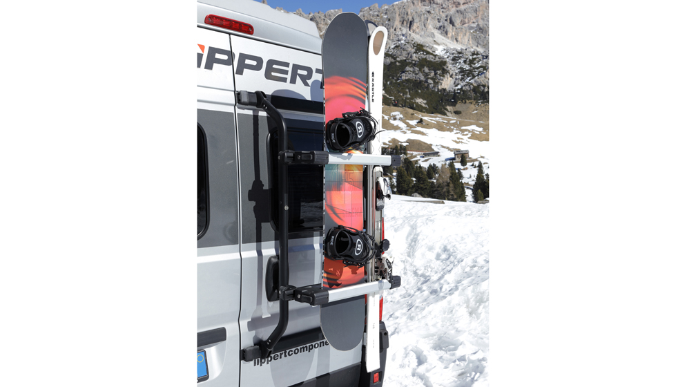 Portasci Lippert R-Skirun con snowboard e sci
