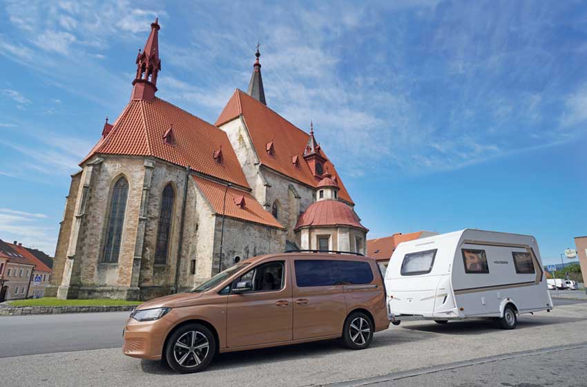 Repubblica Ceca-Praga-sosta nei pressi della città-caravan-chiesa