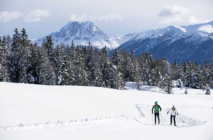 Trentino Alto Adige-Val di Valles-pista di fondo-Alpe di Rodengo e Luson-sciatori-bosco-montagna-neve