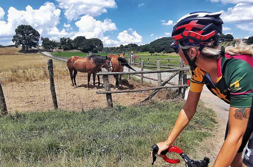 Umrbia-Orvieto-campagna-cavalli-ciclista-escursione in bici