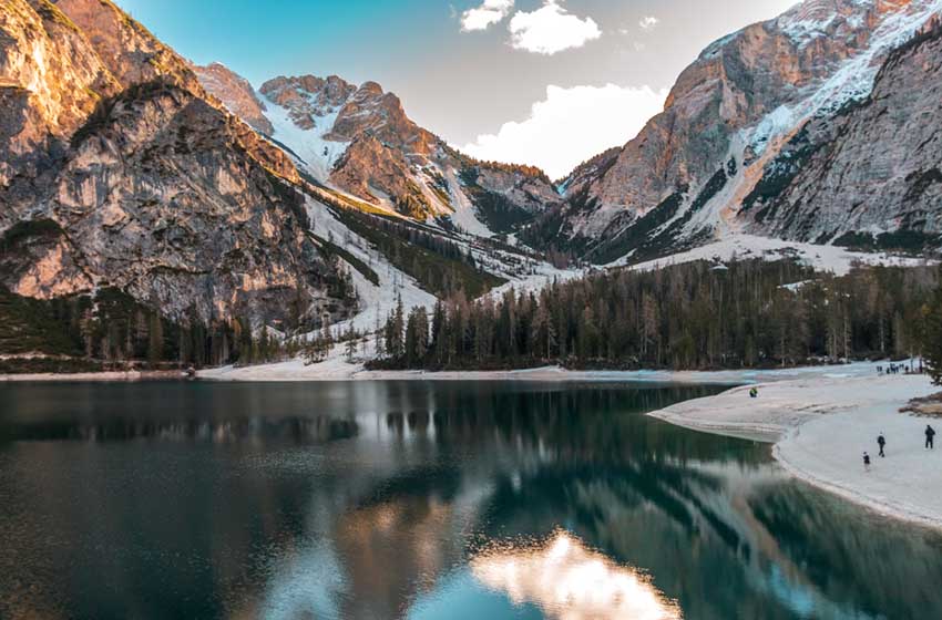 Vista do Lago Braies na região das Dolomitas na Itália