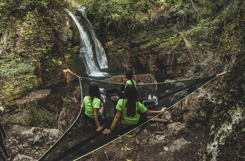 Molise-Cascate di Carpinone-tenda con ragazze