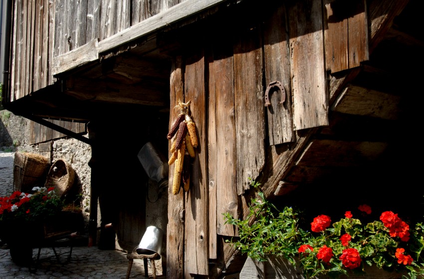 Friuli-Carnia-Sutrio-dettaglio centro storico-casa di pietra e legno